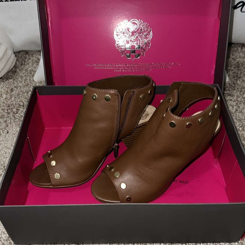Beautiful Vince Camuto, leather whiskey brown boot 🤎